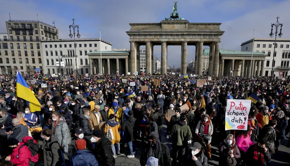 Около 100 000 человек участвуют в проукраинской акции в Берлине, Германия, 27 февраля 2022 г. Фото: AP