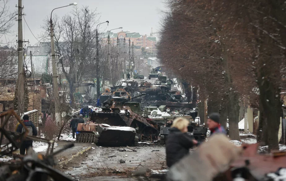 Остатки российской военной техники на дороге в городе Буча, недалеко от Киева, Украина, 1 марта 2022 г. Фото: AP