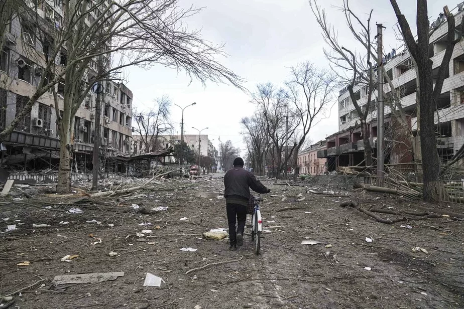 Улица в Мариуполе. Россияне бомбят и обстреливают этот город уже две недели. Фото: АР.