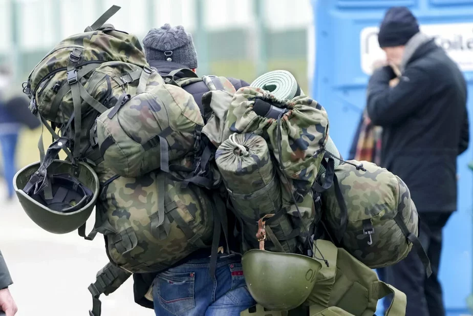 Мужчина переходит границу из Польши в Украину, чтобы воевать. Фото: Markus Schreiber / AP