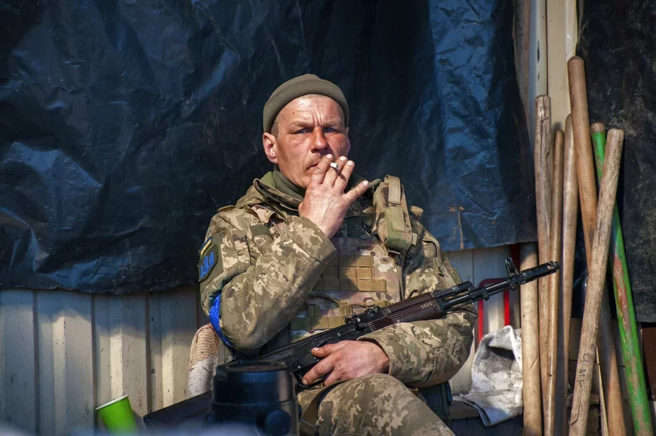 Украінскі вайсковец адпачывае на сваёй пазіцыі ў Харкаве. 22 сакавіка 2022 года. Фота: Andrew Marienko / AP