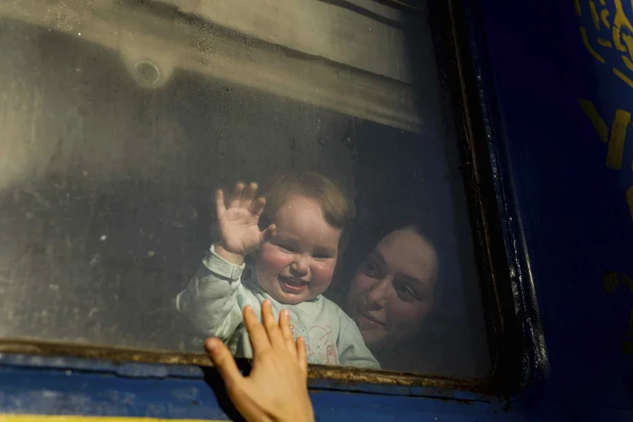 Женщина с ребенком, эвакуированные из Мариуполя, на вокзале в Запорожье. Фото: AP/Evgeniy Maloletka 