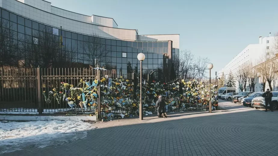 Ukrainskaja ambasada ŭ Minsku, kudy prynosili kvietki ŭ pieršyja dni vajny