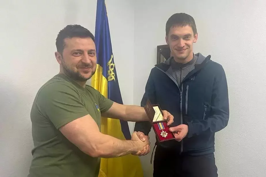 Владимир Зеленский вручает Ивану Федорову орден «За мужество» III степени.