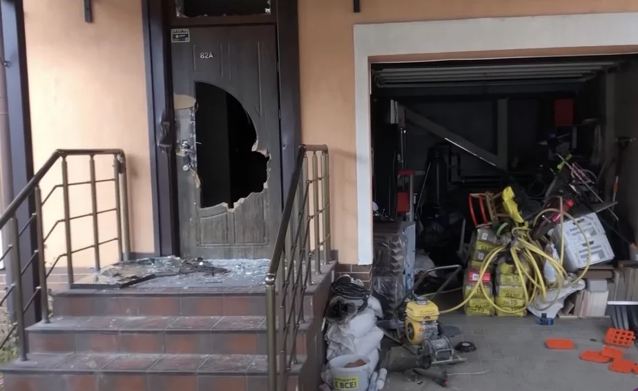 Дом в Ворзеле с выбитыми дверями. Скриншот из видео.