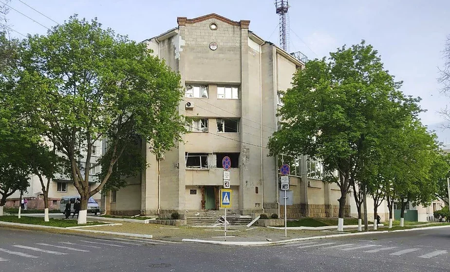 Здание госбезопасности Приднестровья. В результате атаки на него выбиты стекла. Фото AP