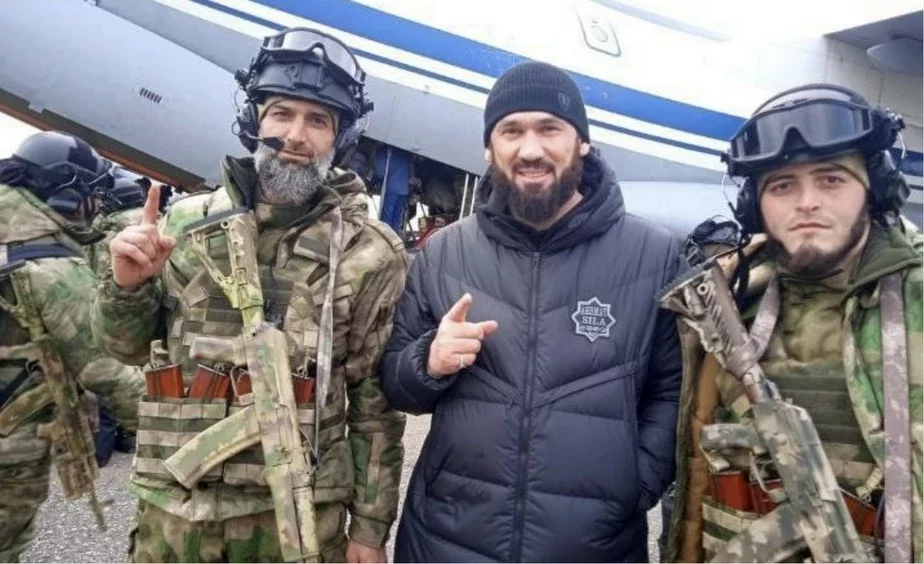 Осужденный за изготовление оружия и хранение наркотиков Усман Сукуев (слева) на зоне считался «склонным к членовредительству» злостным нарушителем. Едва выйдя на свободу, он отправился на войну