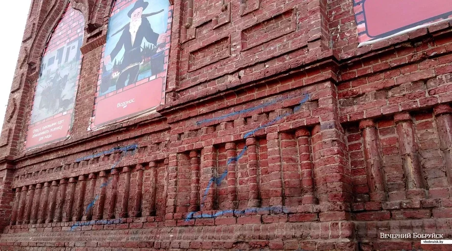 Неизвестные нарисовали буквы Z на стенах старой синагоги в Бобруйске. Фото: «Вечерний Бобруйск»