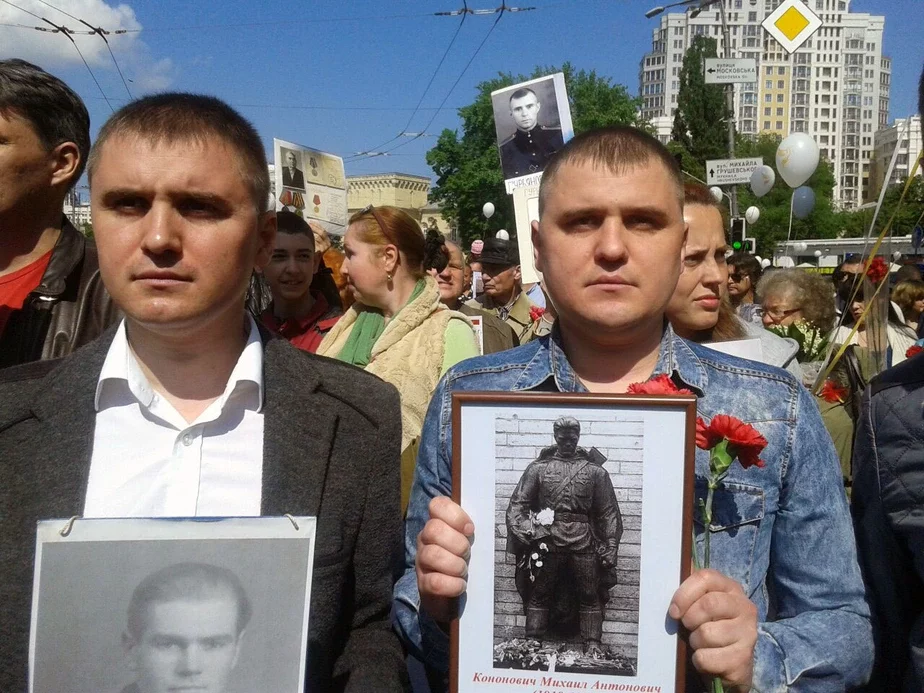 Братья Кононовичи на «Бессмертном полку» в Киеве. Фото: соцсети