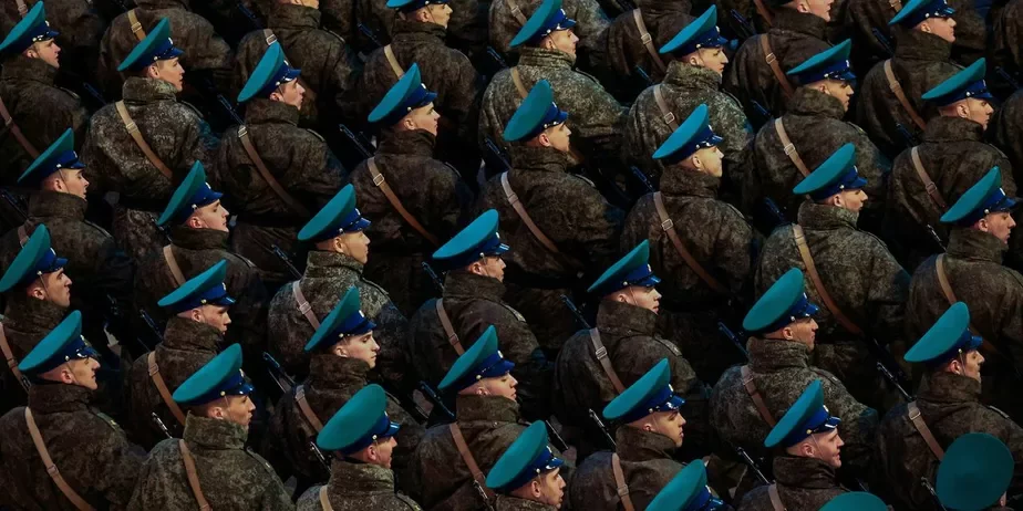 Rasijskija vajskoŭcy repiecirujuć u krasaviku da Dnia Pieramohi vajskovy parad u Maskvie. Fota Maksima Šemietava / REUTERS
