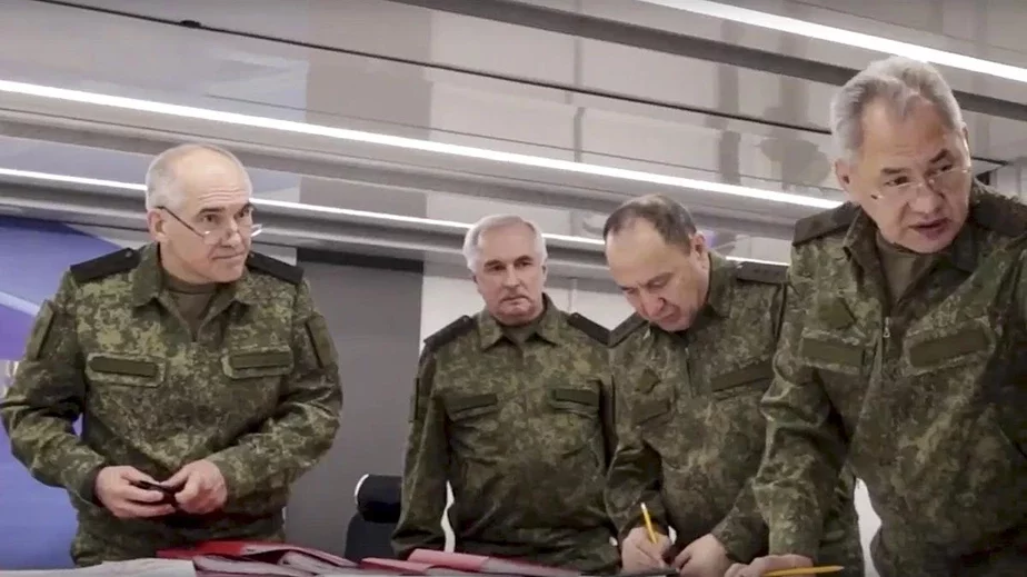 Міністр абароны Расіі Сяргей Шайгу (справа) падчас наведвання расійскіх падраздзяленняў ва Украіне. Фота: AP