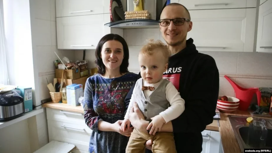 Анастасия и Дмитрий Дашкевичи с сыном после освобождения Дмитрия из заключения. 15 апреля 2017 года