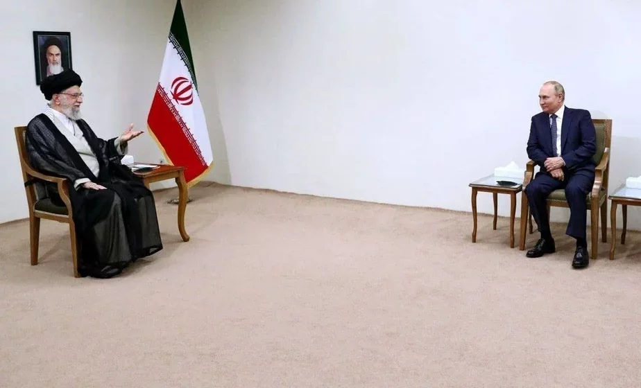 Аятала Алі Хаменеі і Уладзімір Пуцін падчас асабістай сустрэчы. Пуцін тут фактычна апынуўся ў той жа ролі, якую сам стварае для сваіх гасцей у Крамлі — сядзіць на вельмі далёкай адлегласці ад гаспадара, хоць і без доўгага стала 