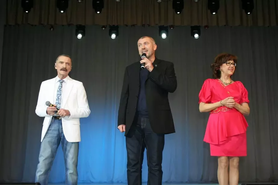 Сяргей Доўгаль (у цэнтры) з Аляксандрам Ціхановічам і Ядвігай Паплаўскай