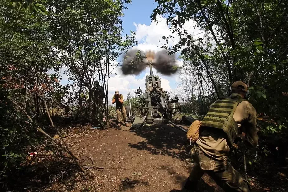 Украинские военнослужащие наносят удар из британской гаубицы M777 в Харьковской области. Фото: Vyacheslav Madiyevskyy / Укринформ