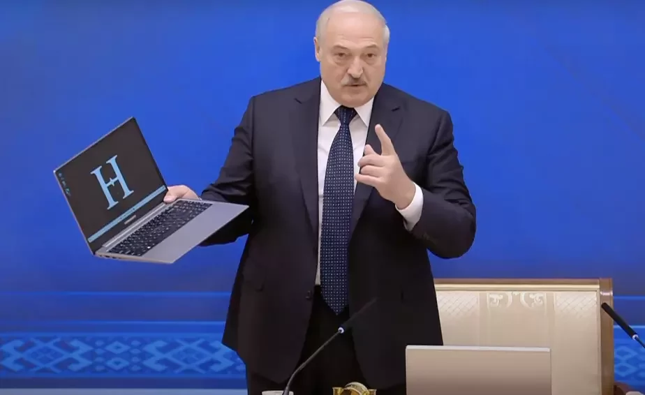 Лукашэнка дэманстраваў беларускі ноўтбук школьнікам 1 верасня 2022 года