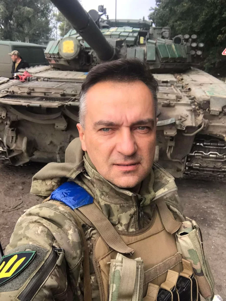 Украинский офицер делает селфи на фоне захваченного российского танка. Фото из социальных сетей