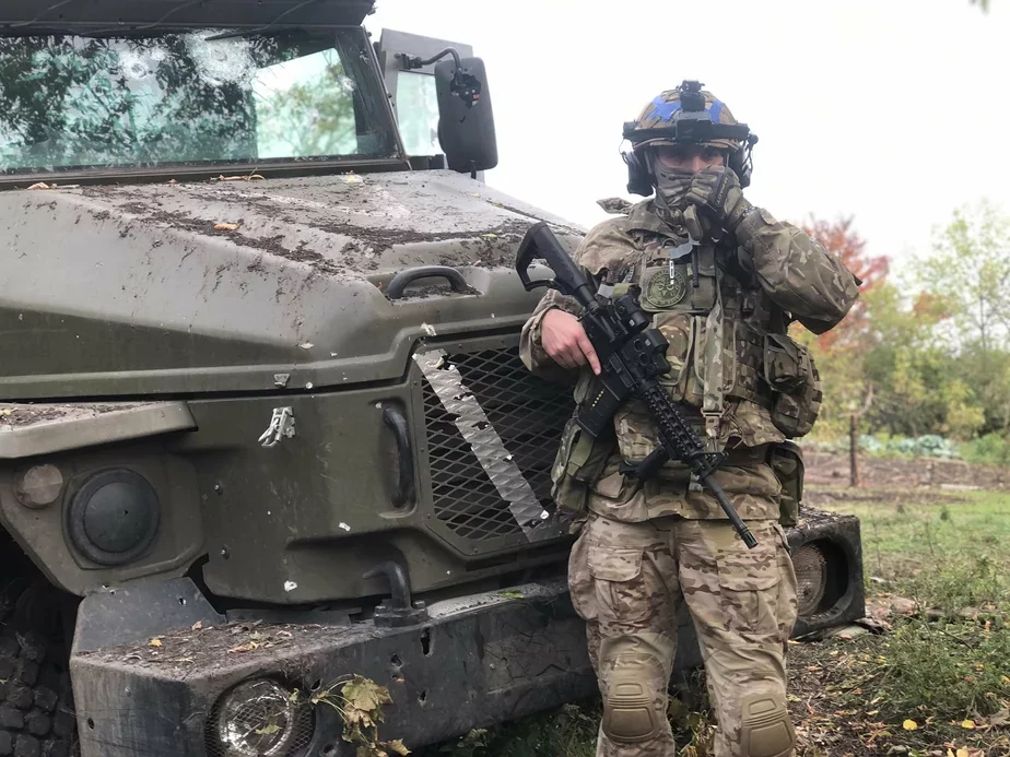 Украинский военный с трофейным российским грузовиком с буквой V. Фото: соцсети