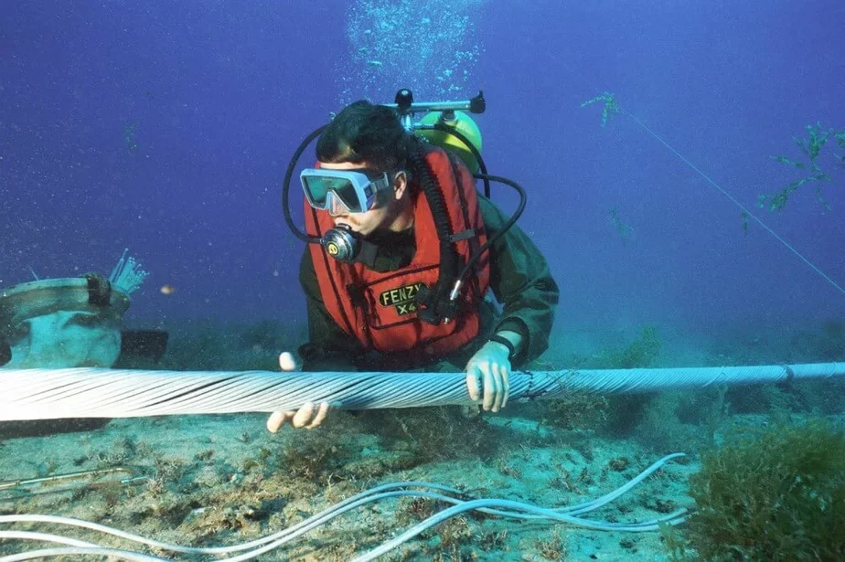 Дайвер осматривает поврежденный подводный кабель. Фото: nara.getarchive.net