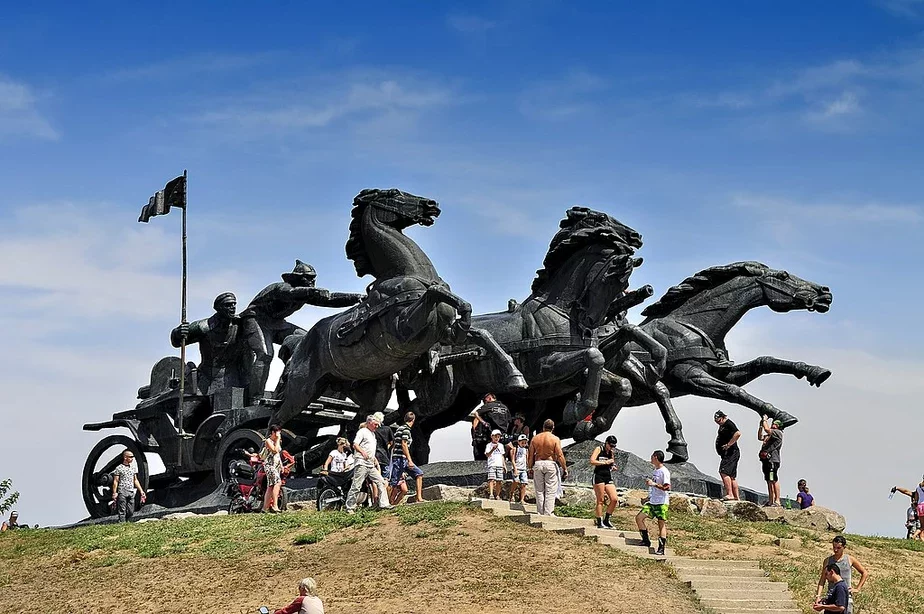 Монумент в Каховке. Фото: Википедия