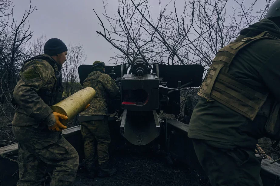 Украинские артиллеристы под Бахмутом. Фото: AP Photo / LIBKOS
