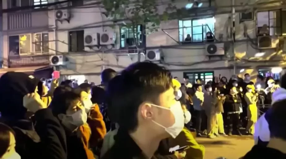 Фото: скриншот из Youtube-видео «From Xinjiang to Shanghai, Protests Grow in China over COVID Restrictions After Fatal Apartment Fire»