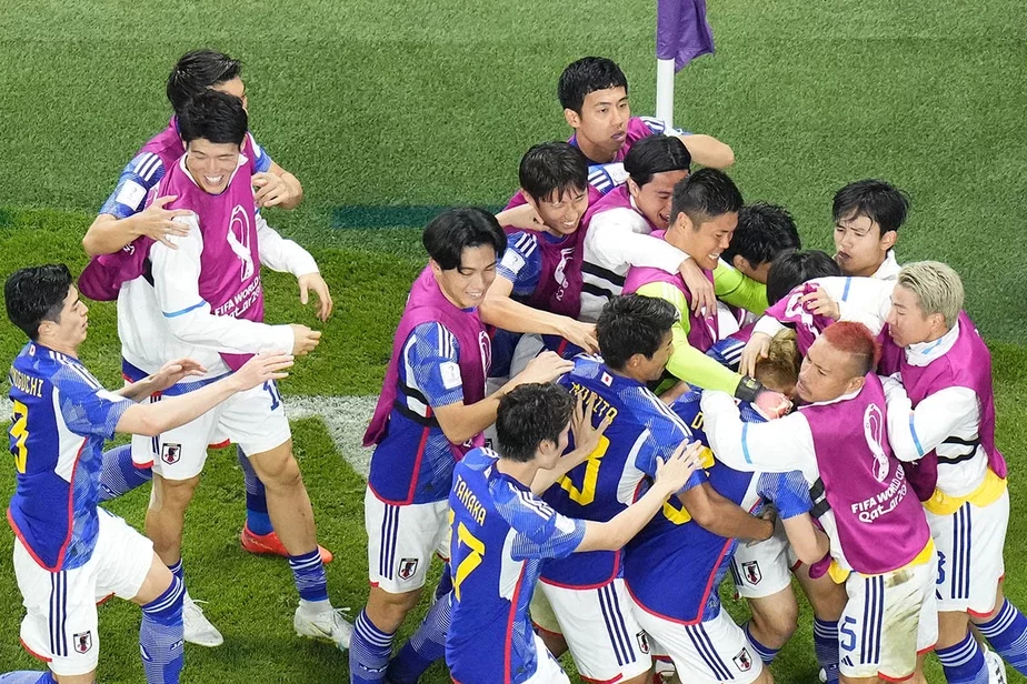 Япония обыграла на групповой стадии Испанию. Фото: Petr David Josek / AP