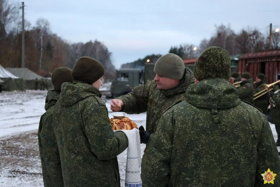 Белорусские военные с хлебом-солью встречают россиян