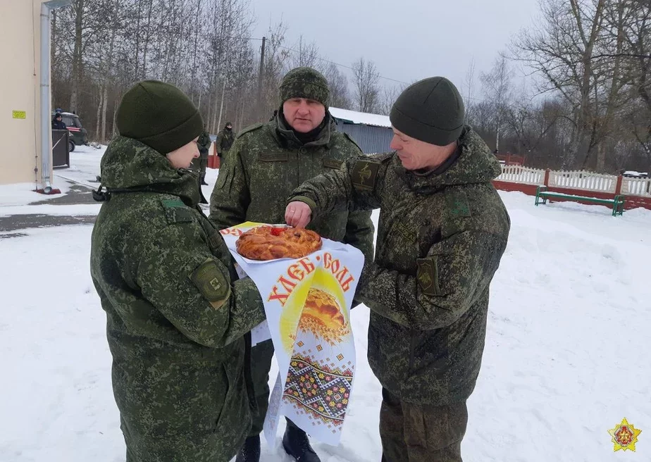 Белорусские военные встречают российских. Иллюстративное фото: Минобороны