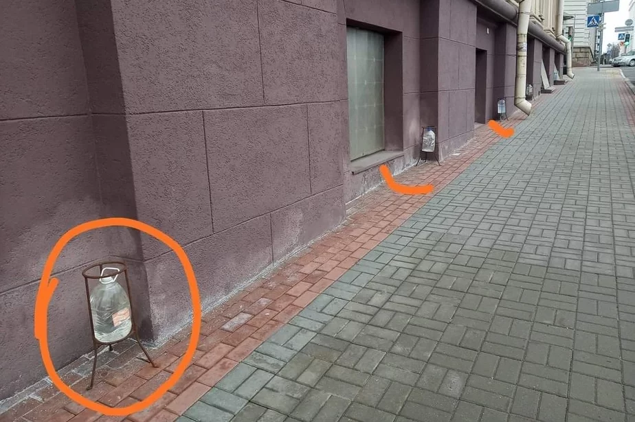 Tajamničyja butli na vulicy Kirava ŭ Minsku. Fota: sacyjalnyja sietki
