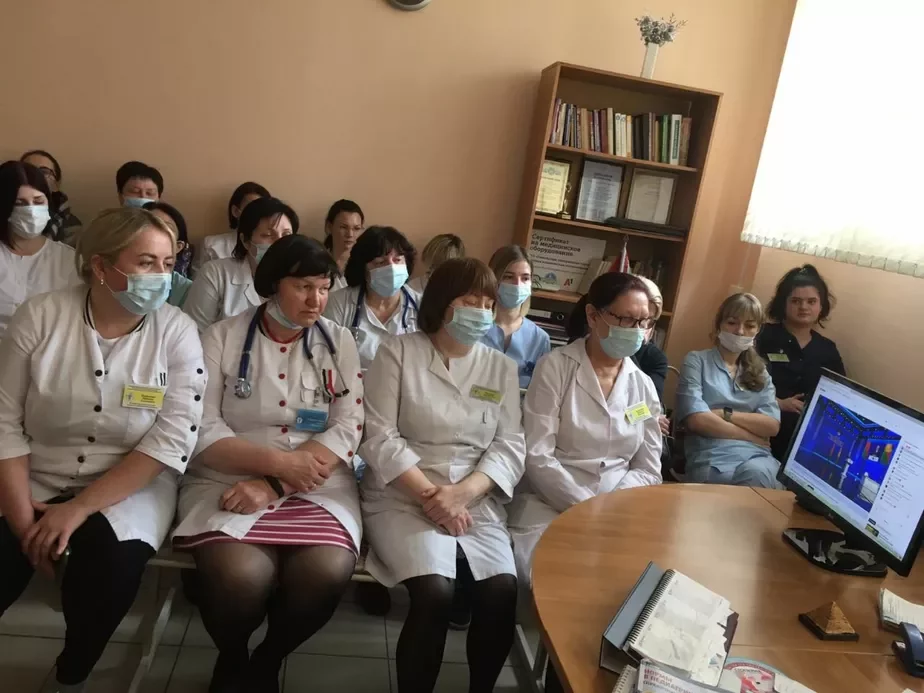 В Гомеле врачи центральной детской клинической поликлиники слушали Лукашенко с масками на лицах. Фото: t.me/VOkanal