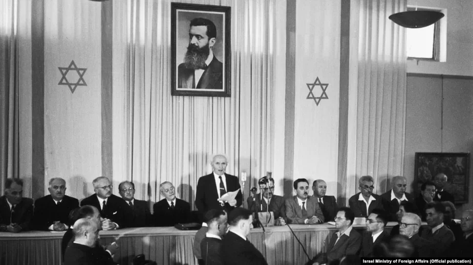Давид Бен-Гурион провозглашает независимость Израиля в здании Тель-Авивского художественного музея 14 мая 1948 года.