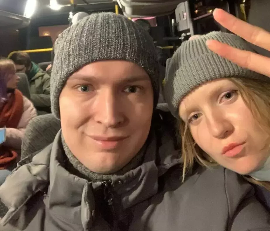 Дмитрий Рылов и Дарья Трепова в автозаке после акции 24 февраля. Фото: телеграмм канал 