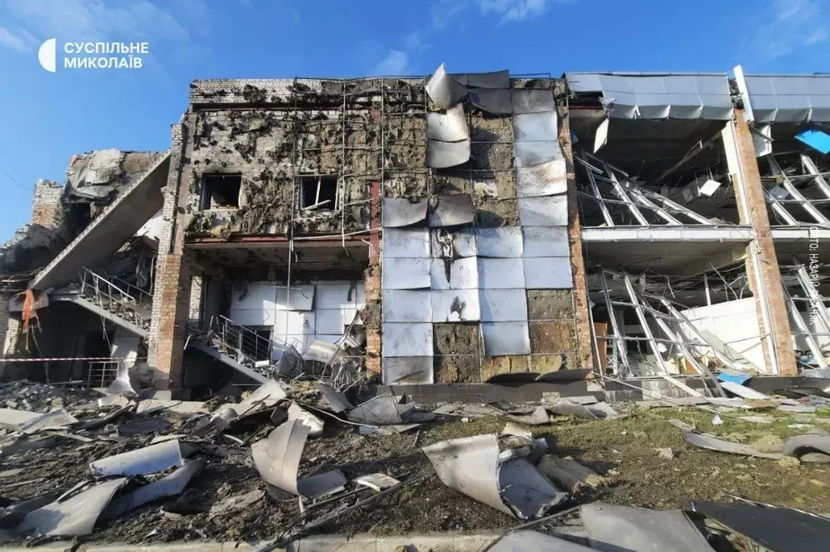 Razburany handlovy centr u Mikałajevie. Ukraincy spadziajucca, što rasijanie kampiensujuć usiu naniesienuju škodu. Fota: «Suśpilnie»