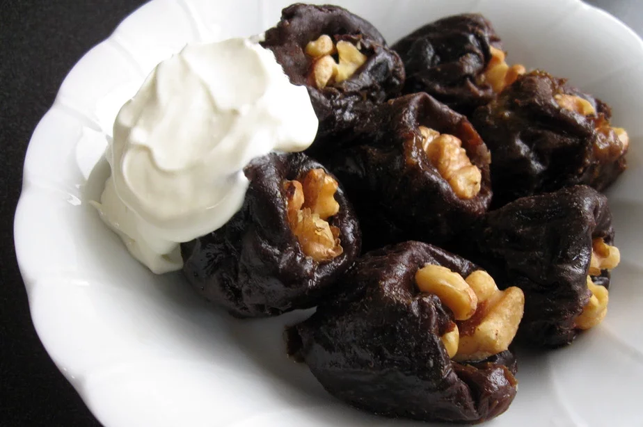 Wallnut-stuffed prunes Чернослив, фаршированный грецкими орехами
