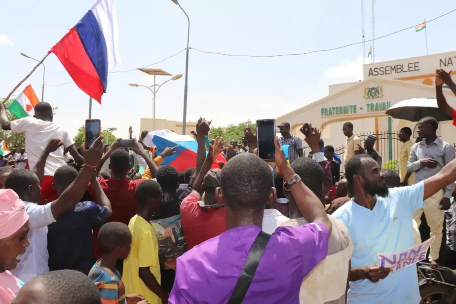 Сторонники путчистов вышли на улицы Ниамея, столицы Нигера, с российскими флагами. Они были не очень многочисленны. Фото: Picture alliance / Getty Images