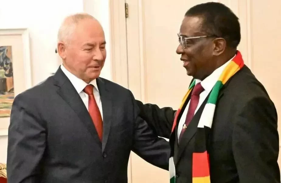 Архивное фото: Виктор Шейман с президентом Зимбабве 